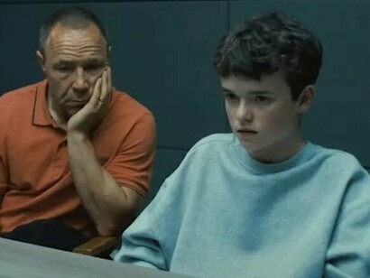 Cena da série Adolescência. Entendendo que a dinâmica sociocultural em que vivemos não pode ser explicada por interpretações simplistas, tão pouco por um olhar parcial da situação, pretendo aqui comentar brevemente sobre o papel da modelação social no comportamento humano