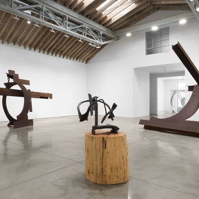 Mark di Suvero, Avanti! Exhibition view. Courtesy of Paula Cooper Gallery