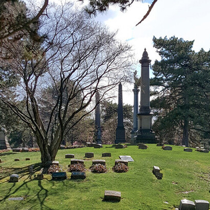 Los asesinatos de Sly-Fanner causaron sensación en Cleveland durante dos años. Los asesinatos fueron obra de los mafiosos locales: Angelo Amato, Dominic Benigno, Louis Komer, Dominic Lonardo, Frank Motto e Ignatius "Sam" Purpera. Komer y Motto formaron la banda improvisadamente el 20 de diciembre y planearon el atraco para recaudar fondos para la apelación de Motto por los cargos de robo de auto