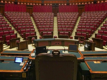 Quando il virus del potere, dell’arroganza, dell’ego si spande nei loro tessuti i politici diventano tutti uguali