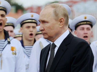 Vladimir Putin pasa revista a tropas rusas