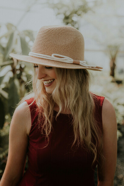 Una mujer disfruta de su tiempo en soledad. La soledad puede ser una buena compañera