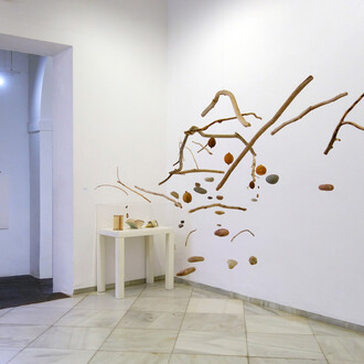 Eugenio Ampudia, Millones de años de descargas eléctricas, vista de exhibición. Cortesía de la Galería Rafael Ortiz