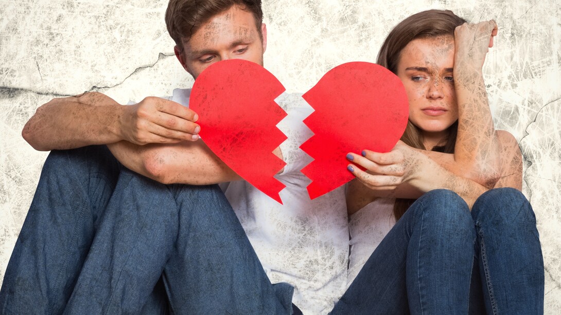 Una pareja con un corazón roto