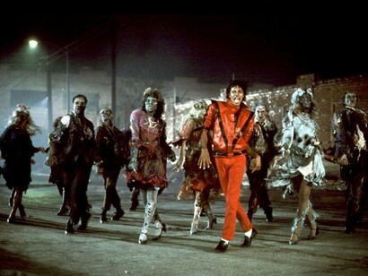 Michael Jackson em cena no lendário videoclipe de Thriller. A icônica jaqueta vermelha simboliza uma das fases mais influentes de sua trajetória artística
