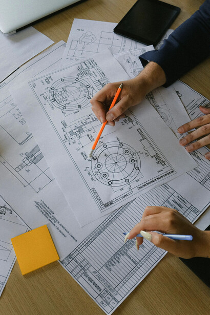 Sus diseños eran lenguajes en sí mismos. Había logrado reconocimiento, el primer lugar, con sus dibujos de arquitectura en una exposición de arte en los inicios de su carrera