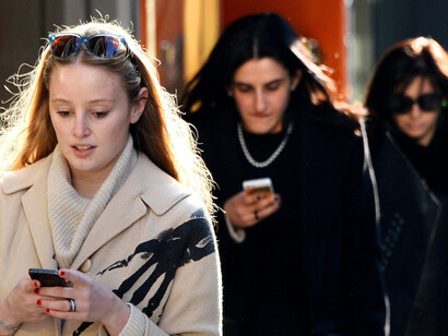 Grupo de amigas chateando con sus teléfonos móviles