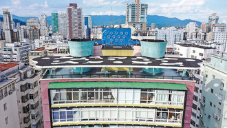 Edfício Verde Mar, no litoral de Santos, São Paulo, Brasil. Foto de Ricardo Cyrillo