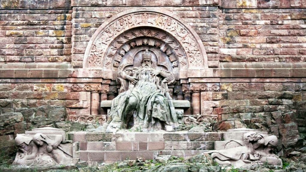 Il monumento di Kyffhäuser con l'imperatore Federico Barbarossa Barbarossa, Bad Frankenhausen, in Turingia, Germania. Il monumento fu costruito tra il 1890 e il 1896