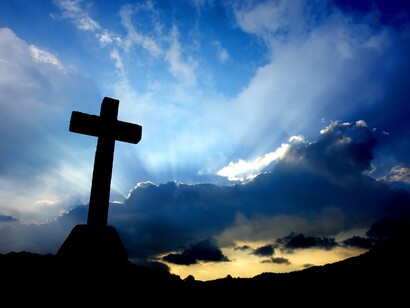 Una cruz al atardecer