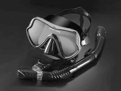 Enveloped in silence interrupted only by the rhythmic sound of my breathing and air bubbles