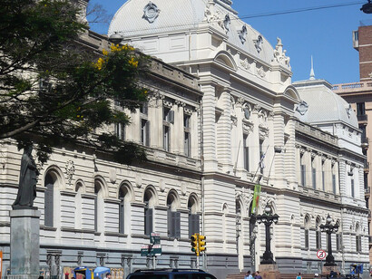 Universidad de la República, Montevideo, Uruguay. El liceo y la UTU ofrecen distintas trayectorias educativas, preparando a los jóvenes para estudios superiores o inserción laboral