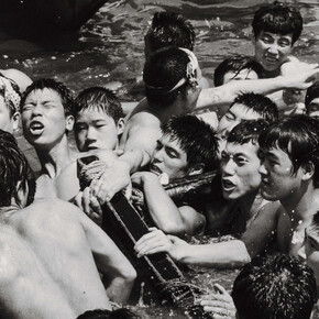 Robert Lebeck, Wasserfest, Tokio, 1961. Avec l'aimable autorisation du Museum für Gestaltung