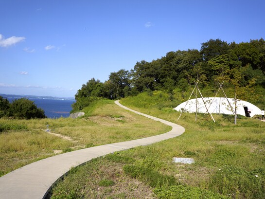 Una cáscara de hormigón sin pilares, sin columnas, sin ningún soporte vertical que imita la gota de agua en el preciso instante en que impacta sobre una superficie. Museo de Arte de Teshima, Japón 