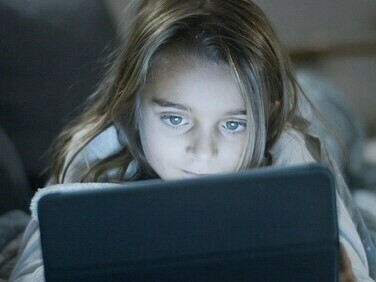 Para Janae, o ambiente virtual era um refúgio, mas essa mesma busca por validação tornou-a um alvo fácil para indivíduos que utilizam a máscara do "amigo virtual" para iniciar processos de sedução e manipulação