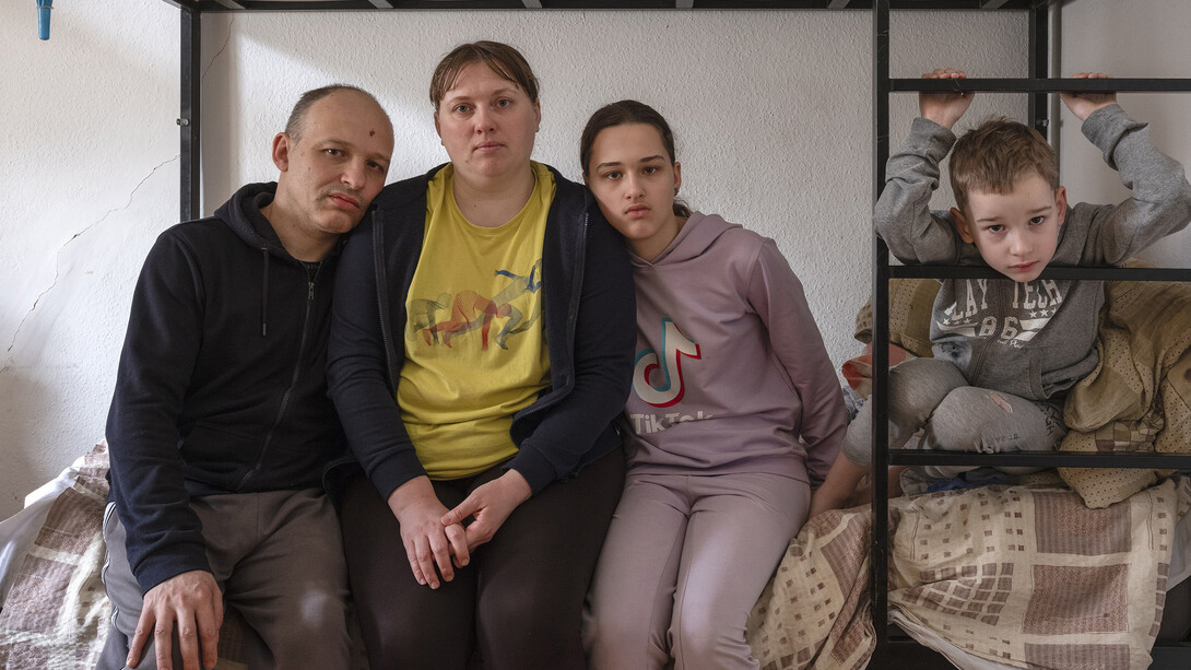 Julia M., 37, and Dmitri M., 45, with their children Maria, 15, and Svajtoslav, 6, from Nowa Kachowka, Ukraine. Housing for refugees, Tbilisi, Georgia, 4/2023. Mit freundlicher genehmigung des Museums Europäischer Kulturen