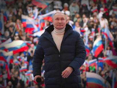 El presidente ruso Vladímir Putin pronunciando el discurso durante el concierto celebrado para conmemorar el octavo aniversario de la anexión de Crimea por parte de Rusia