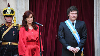 La Vicepresidenta saliente (2019-2023) y dos veces Presidenta de Argentina (2007-2015), Cristina Fernández de Kirchner, junto a Javier Milei, en la jura de este último para el cargo de Presidente de la Nación Argentina (2023-2027)