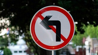 Una forza politica che rivendica la propria appartenenza alla sinistra, ma che rischia di attenuare le proprie proposte redistributive per mantenersi compatibile con gli equilibri elettorali