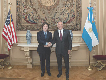 Javier Milei, durante su labor como diputado, en su visita al embajador de Estados Unidos en Argentina, Marc R. Stanley. 19 de octubre de 2022