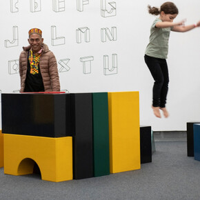 Pour les enfants : expériences artistiques depuis 1968, vue de l'exposition. Avec l'aimable autorisation de la Pinacoteca