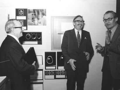 Allan MacLeod Cormack (izquierda) y Godfrey Hounsfield con el profesor Torgny Greitz (derecha), del Instituto Médico-Quirúrgico Karolinska, en diciembre de 1979