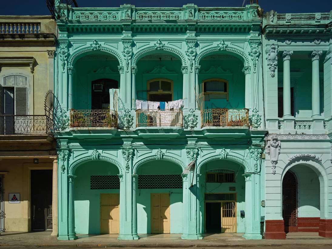 Michael Eastman, Prado Façade, Havana, 2014 ©Michael Eastman/Courtesy of Edwynn Houk Gallery, New York