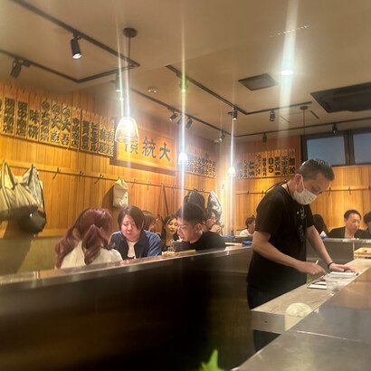Experimente os kushiyakis e o karaage nos melhores izakayas da cidade e descubra novos sabores asiáticos