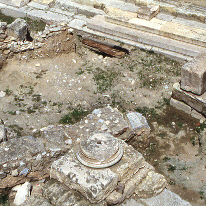 Ruinas de la «Stoa Poikile», monumento de la antigua Grecia, erigido en un enclave privilegiado, al norte de ágora de Atenas
