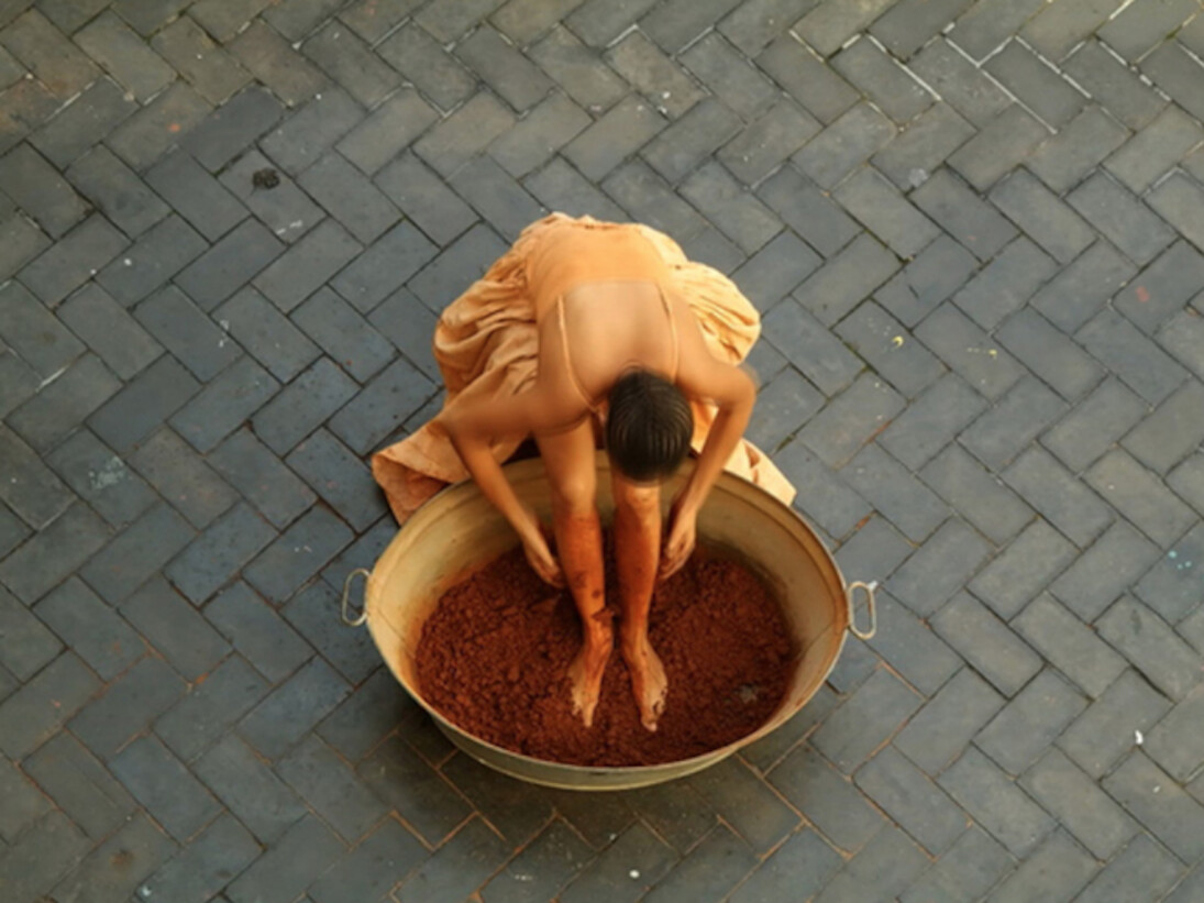 Bronwyn Katz, Grond Herinnering (Soil Memory), 2015. Still da video. Courtesy of Officine dell’Immagine 