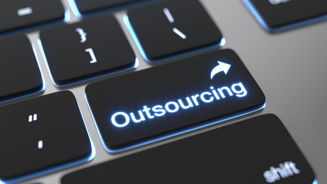 Vista de un teclado con la palabra «outsourcing»