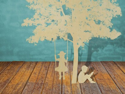 Niño leyendo mientras hermana juega.
El silencio es el principio básico para lograr toda la concentración y fuerza que necesitamos para ser co-creadores de nuestro propio universo