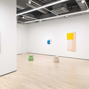 Various artists, Not flat, exhibition view. Courtesy of Almine Rech