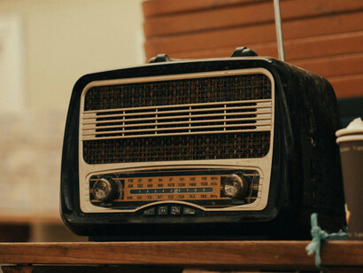 A vintage-inspired radio fills the café with retro vibes and a sense of nostalgia