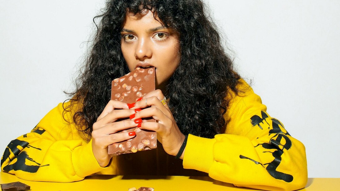Mulher come barra de chocolate