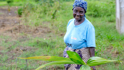 Idosa africana em meio à plantação