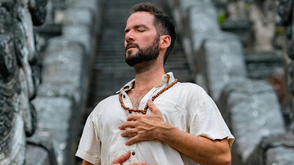 Imagem envolvente de um homem aplicando em si mesmo técnicas de respiração contra a ansiedade durante passeio em Bali, Indonesia
