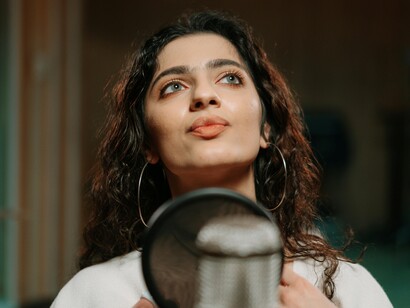 L'R&B contemporaneo degli anni 2000 ha visto una fusione con il pop e l'hip-hop, con artisti come Beyoncé, Usher e Alicia Keys che hanno mantenuto il genere rilevante e innovativo