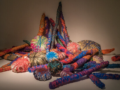 Sheila Hicks, Cordes Sauvages Pow Wow, 2015, linen, cotton, acrylic fibres, size: variable, Photo by Cristobal Zanartu