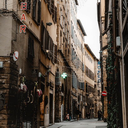 Rua estreita em Florença e a magia que é descobrir lugares escondidos
