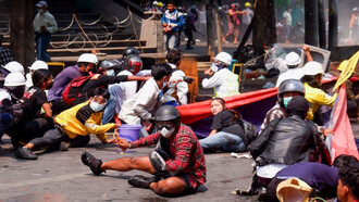 Manifestanti a Mandalay, tra loro Ma Kyal Sin, prima di essere colpita alla testa
