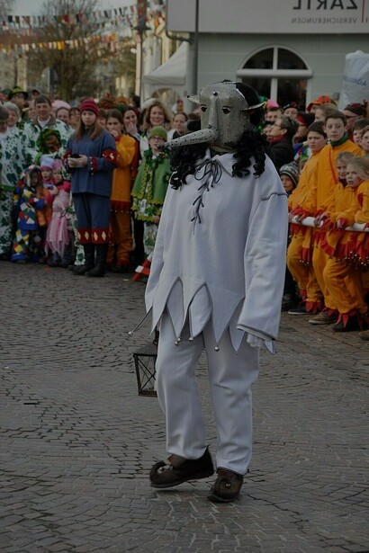 Pessoa utiliza máscara da vergonha