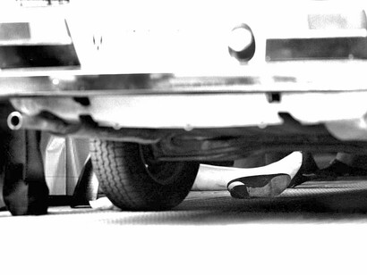 El cuerpo de Carmen Tagle (44 años), fiscal de la Audiencia Nacional encargada de delitos de terrorismo, yace junto su coche en el lugar donde fue asesinada por ETA el 12 de septiembre de 1989