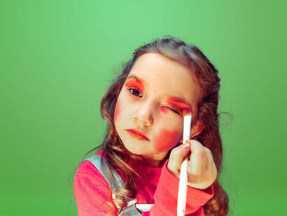 Una nena pintándose el rostro. La “cosmeticorexia” es perjudicial para la piel del infante que lo consume