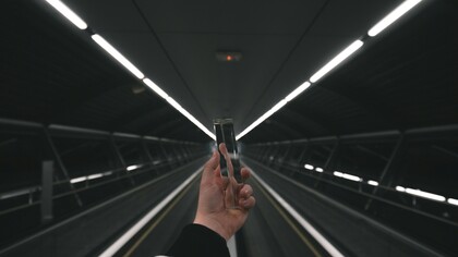 Un paradosso è un’affermazione che mette in crisi la distinzione tra vero e falso, costringendoci a pensare oltre la logica ordinaria