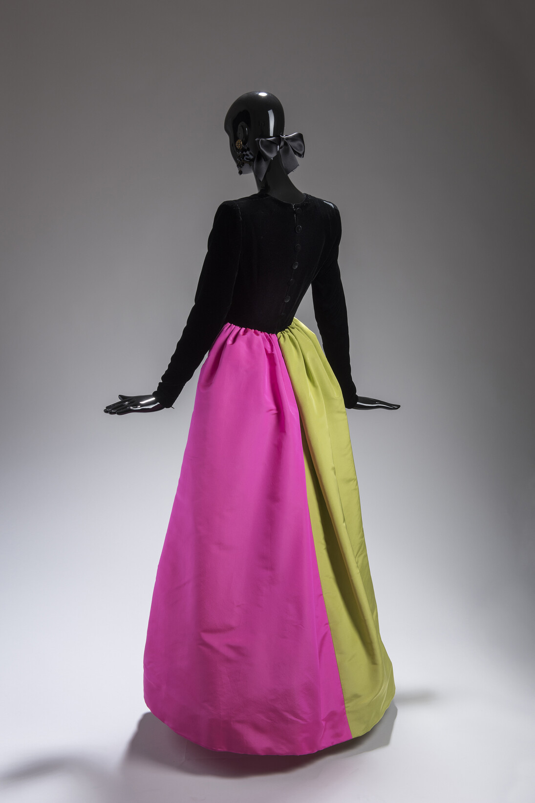 Vestido de noche en terciopelo negro, con amplia sobrefalda en faya absenta y rosa fuerte. Invierno de 1992. Foto: Luc Castel con la colaboracion de Philippe Caron