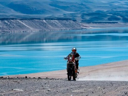 Moto recorriendo un espectacular paisaje en la etapa Copiapó-Copiapó