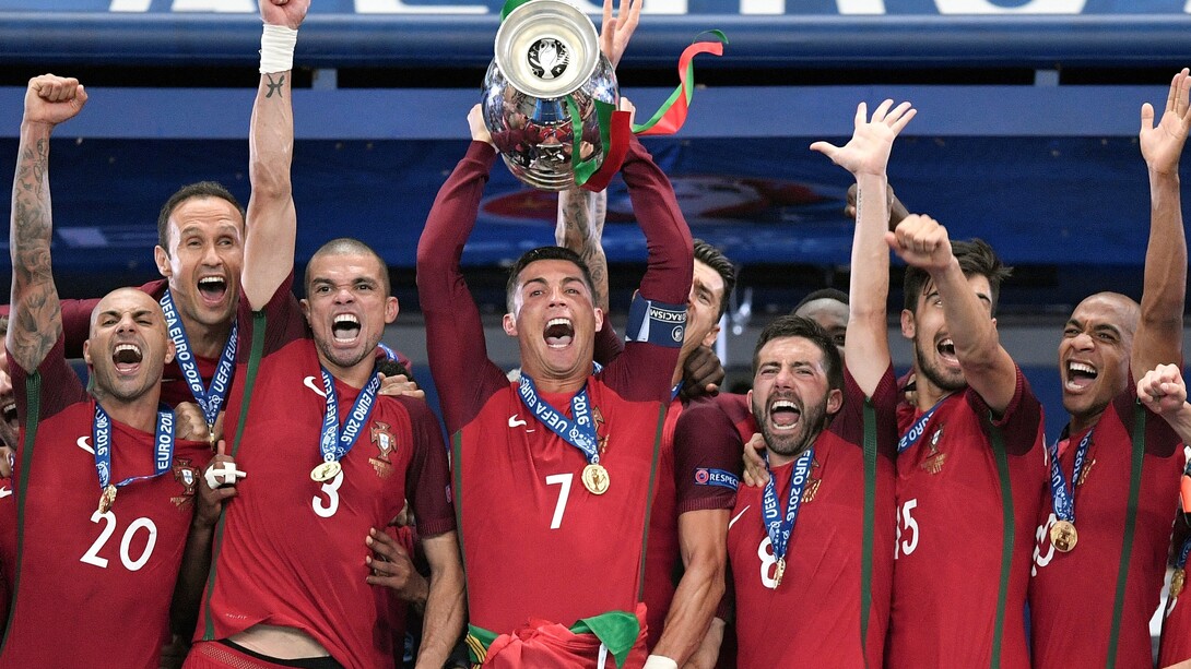 La selección de Portugal recoge el trofeo como campeona de la Eurocopa 2016
