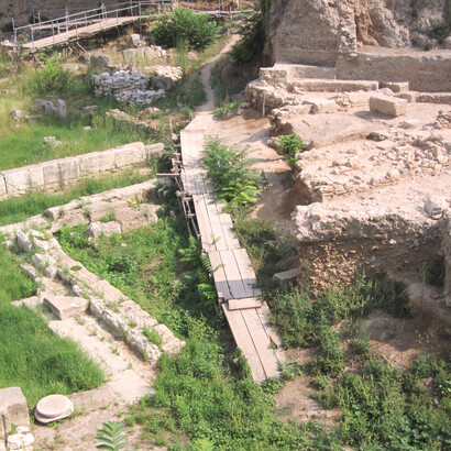 Ruinas de la «Stoa Poikile», excavado bajo la supervisión de las arqueólogas Ione M. Shear, Alison Adams y Margaret M. Miles en 1981 y por John McK Camp II en 1982, debajo de ruinas bizantinas y romanas