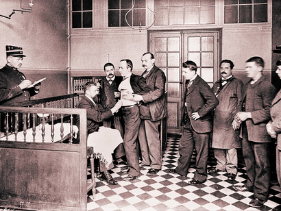 Louis Pasteur. En mai 1885, un homme de 61 ans est suspect de la rage suite à une morsure de chien. Il est hospitalisé à Necker où Pasteur se rend pour proposer qu’on lui fasse les injections, mais l’Assistance Publique consultée va s’opposer 